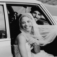 Hochzeitspaar sitzt lächelnd im Auto / Copyright: Bernhard Lehninger Photographie